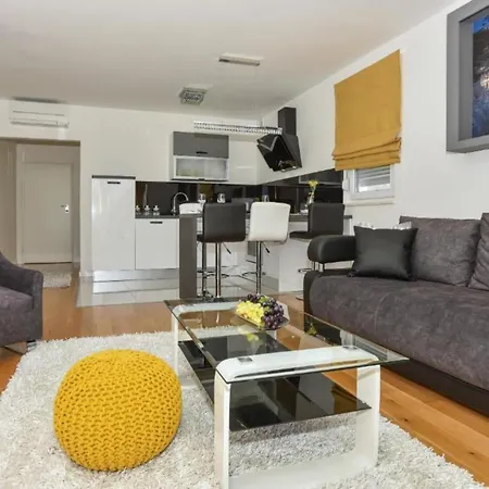 Hani 1 - One Bedroom With Balcony And Sea View Apartment *