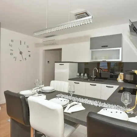 Hani 1 - One Bedroom With Balcony And Sea View Lägenhet