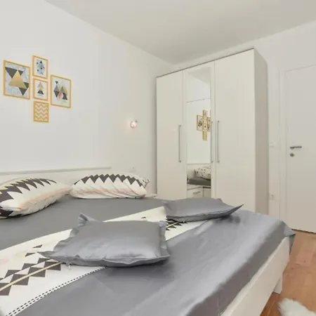 Hani 1 - One Bedroom With Balcony And Sea View Lägenhet