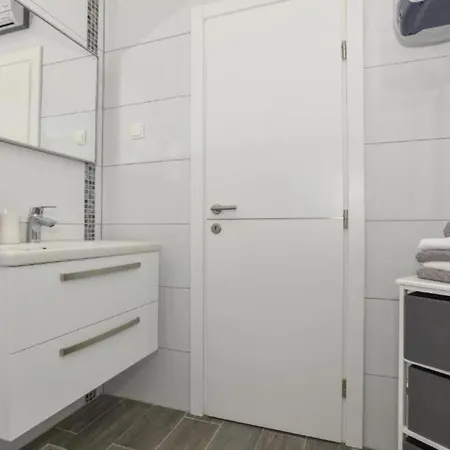 Hani 1 - One Bedroom With Balcony And Sea View Lägenhet